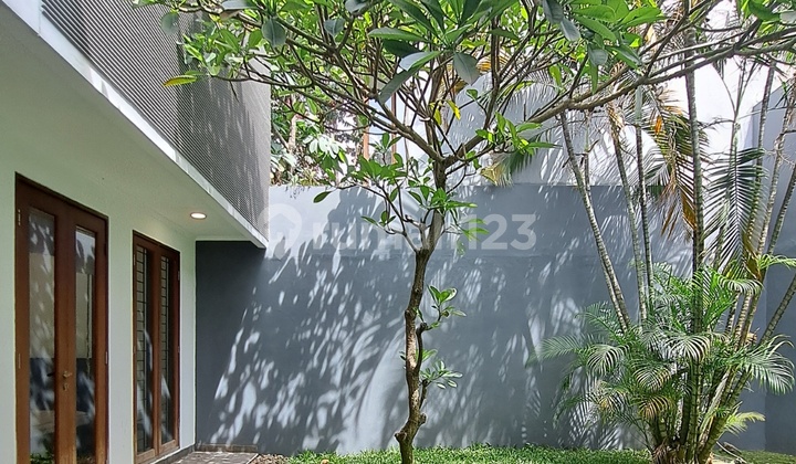 Asri Well-Maintained Hoek House Spacious Master Bedroom With Garden in Bintaro Jaya Sector 5 Asri Well-Maintained Hoek House Spacious Master Bedroom With Garden in Bintaro Jaya Sector 5