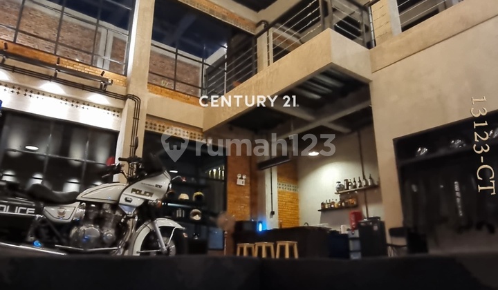 Dijual Rumah 3 Lantai Bergaya Industrial Modern di Jak Sel