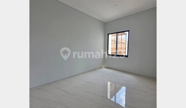 New House 3 Lantai, Mewah di Area Golf Citraland, Surabaya  2