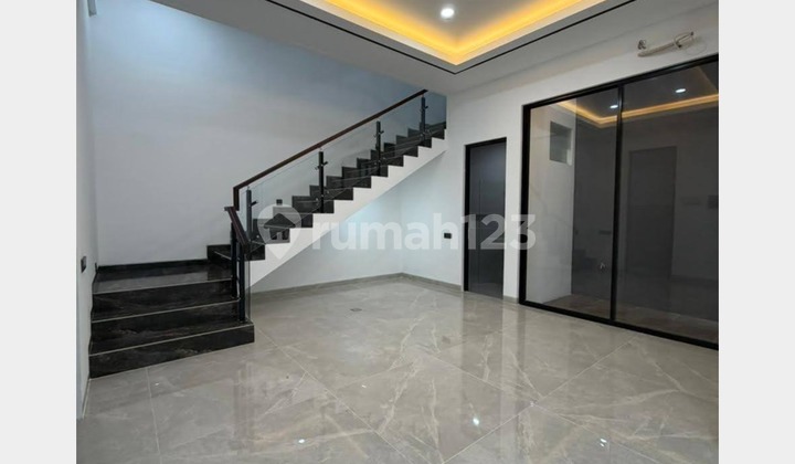 Luxury Ready-to-Occupy Home, Modern Elegant in Citraland, Surabaya 2