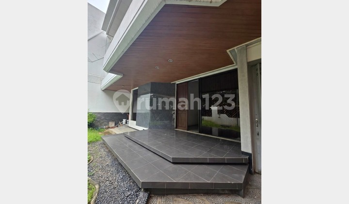 House with Good & Strategic Location Near Galaxy Mall 3, Surabaya 2