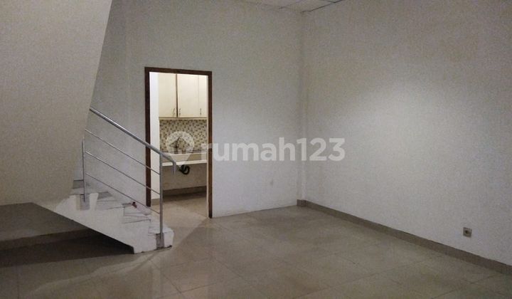 Shop House Hook N Side with Remaining Garden Shop House Hook N Side with Remaining Garden