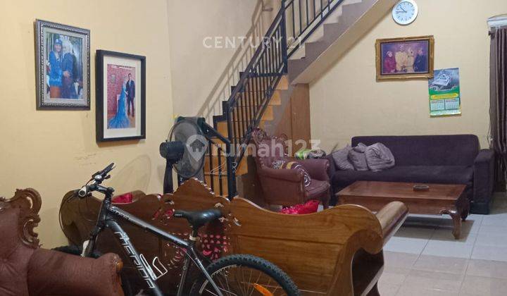ruang tamu rumah 2 lantai di perum