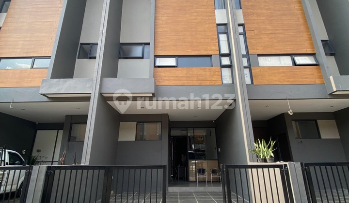Flood-Free, Shophouse, 4 Floors, PPJB (Pre-Purchase Agreement), Near LRT Access, Mortgage Eligible 2