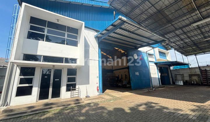 Warehouse for rent on Mustikajaya Road, fits a 20-foot container. Warehouse length 34 m, width 16.8 m, includes office, 14 mess rooms, direct access to Tambun Toll Road and East Bekasi Toll Road, Bekasi City.