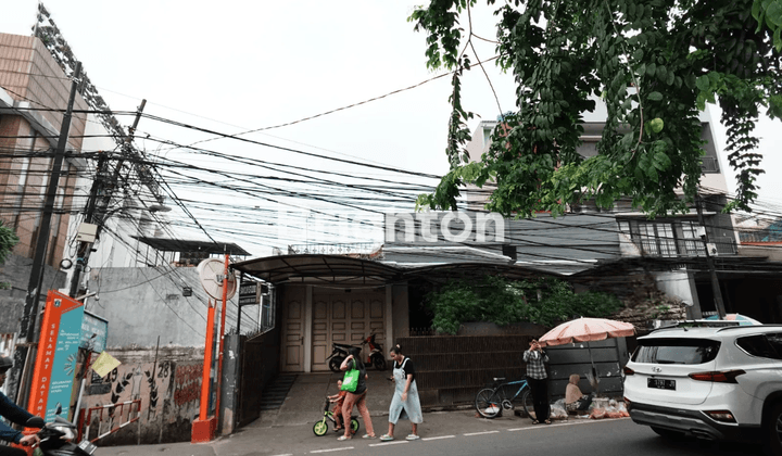 RUMAH BESAR DENGAN 6 KOSAN, 3 Menit dari MRT Blok A 2