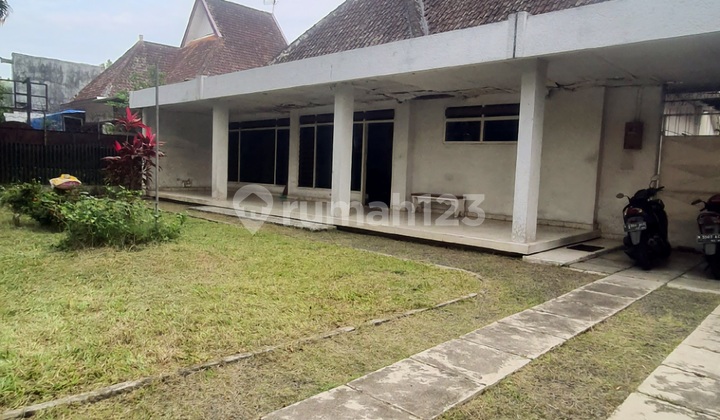 Rumah Besar Bangunan Lama Di Pusat Kota Malang