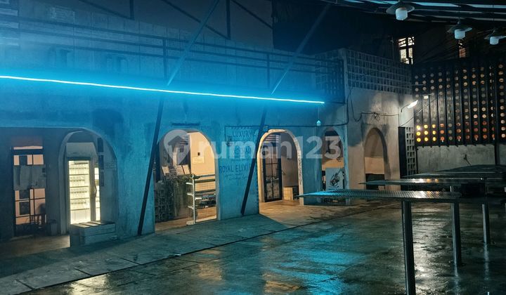 Ready-to-Use Widened Front Business Building by the Road Surrounded by 5 Campuses