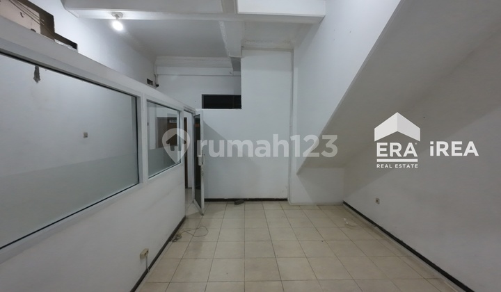 For Sale: 3-Story Shophouse in Strategic Location, Solo Baru 2