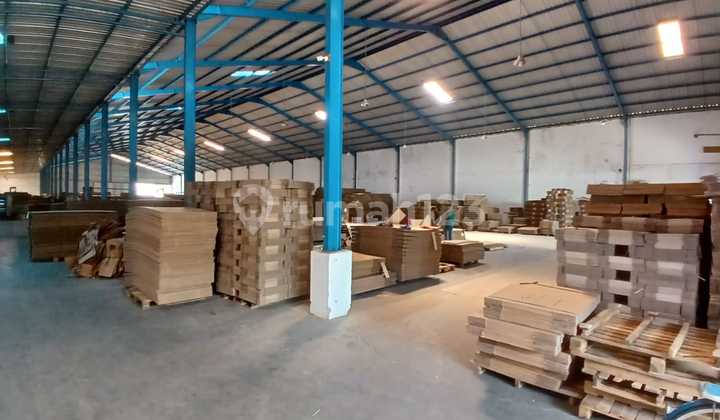 Warehouse or Factory with Container Access