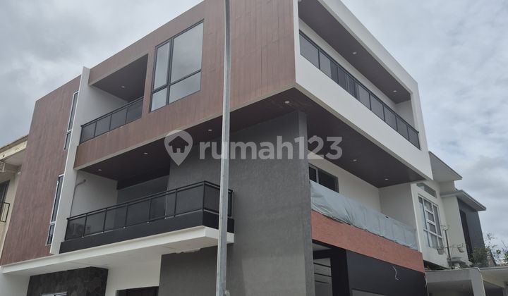 Rumah Ada Private Lift Bangunan Mandiri Mewah di Alam Sutera 2