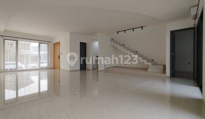 Rumah Semi Furnished Cantik Bangunan Mandiri di Suvarna Sutera 2