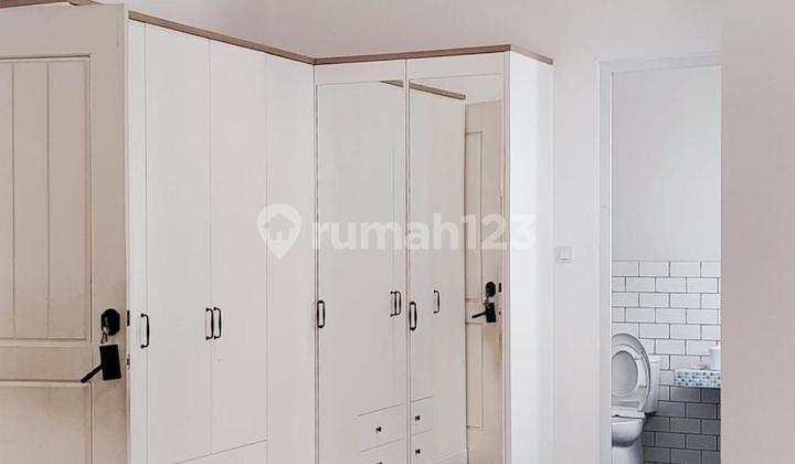 Rumah Nyaman Terang Banyak Jendela Dan Taman di Semanan 2