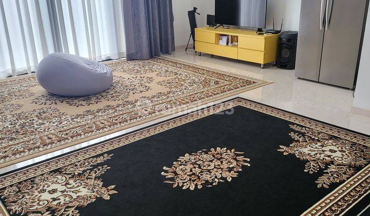 ruang keluarga rumah cantik hadap taman luas