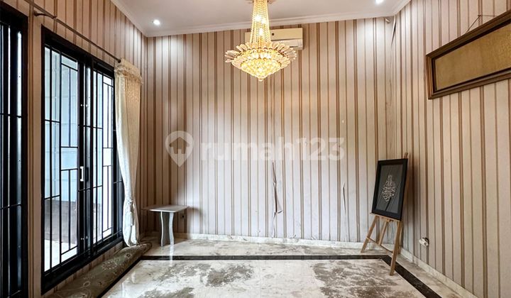 Rumah Ada Taman Depan Samping Belakang Rumah Minimalis Dalam Komplek Area Tenang, Row Jalan Lebar di Pancoran 1