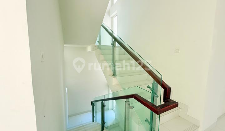 Luxury 3-Story House in Sentul – Modern Design, Features a Balcony and Spacious Rooftop & Large Garage! 2