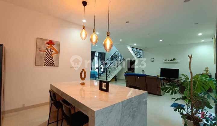 Rumah Full Furnish Shm Bergaya American Classic View Pegunungan Sentul City, Bogor Rumah Full Furnish Shm Bergaya American Classic View Pegunungan Sentul City, Bogor