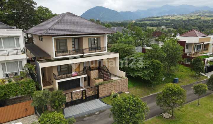 Rumah Modern 3 Lantai Depan Green Area, Private Pool, View Pegunungan Sentul City, Bogor Rumah Modern 3 Lantai Depan Green Area, Private Pool, View Pegunungan Sentul City, Bogor