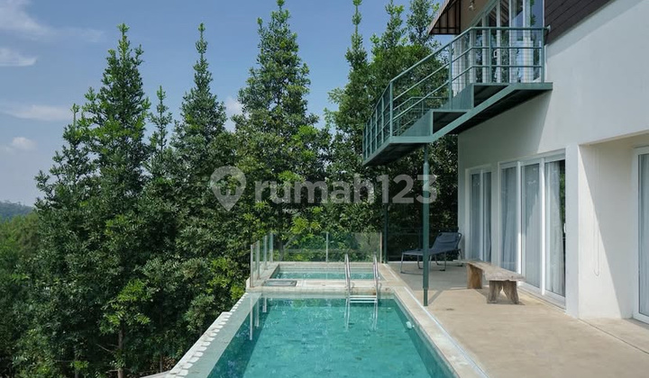 Luxurious Villa in Dago Bandung Fully Furnished Still Available