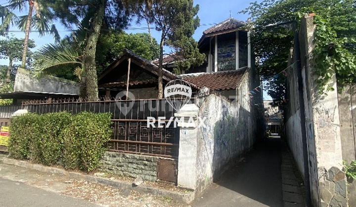 Asri & Comfortable House in Cirendeu, East Ciputat - Land Area 284 M² Building Area 300 M², 6 Bedrooms, SHM 2