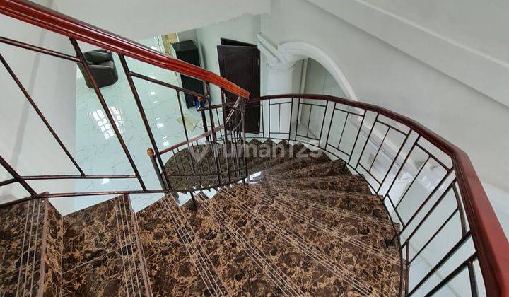 Di Jual Rumah 2 Lantai Mewah di Karawaci  2