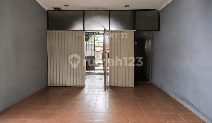 Potential Shophouse for Business on Ringroad Near UMY Campus Potential Shophouse for Business on Ringroad Near UMY Campus