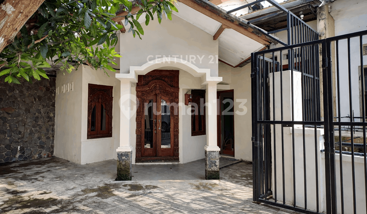 6-Bedroom House in Residential Area North of Maguwoharjo Stadium for Occupancy 6-Bedroom House in Residential Area North of Maguwoharjo Stadium for Occupancy