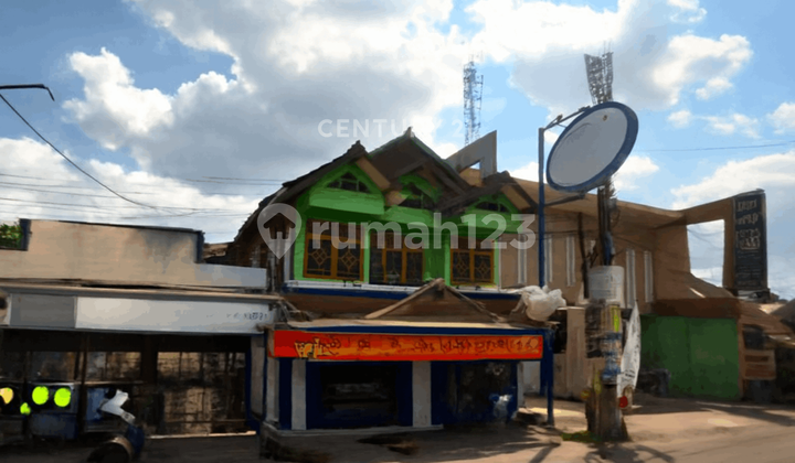 2-Story Shop House by the Road in Maguwoharjo, Ideal for Business 2-Story Shop House by the Road in Maguwoharjo, Ideal for Business