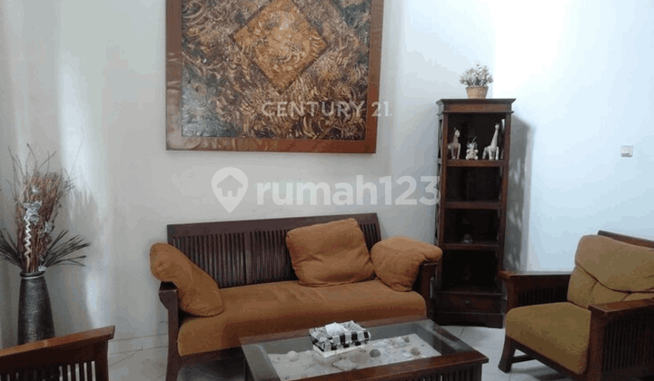ruang tamu rumah nyaman asri perum kemala