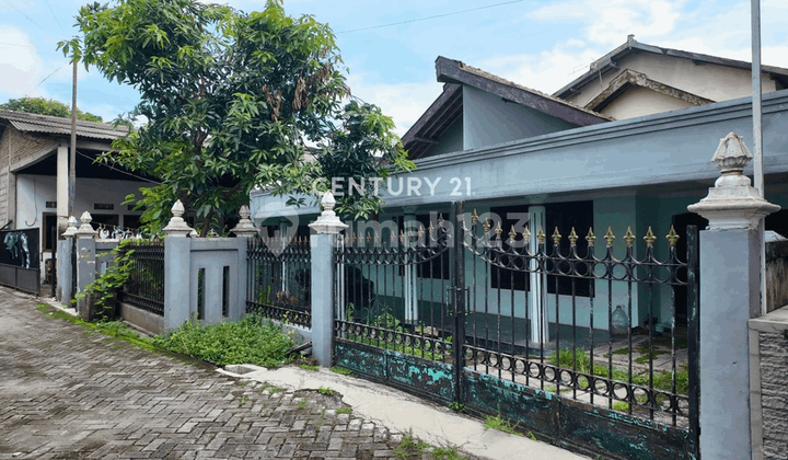 6BR Semi-Furnished House on Godean Street Near Yogyakarta Land Institute Campus