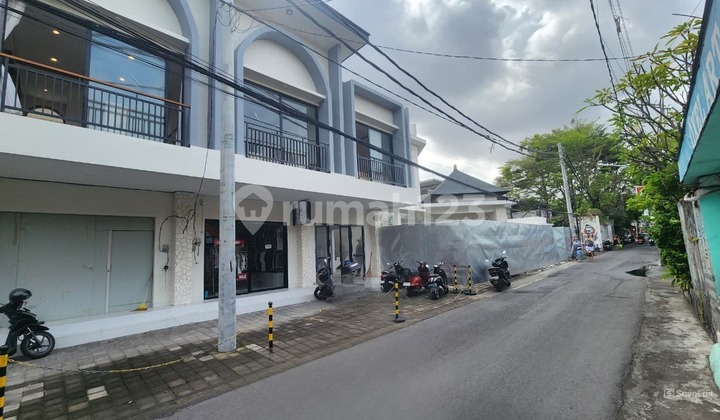 Shop for Rent - New Building with Modern and Strategic Appearance 2