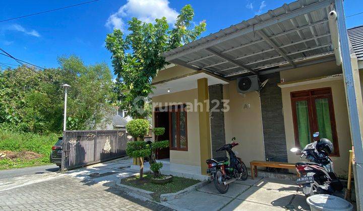 tampak depan dijual rumah 2 lantai dalam