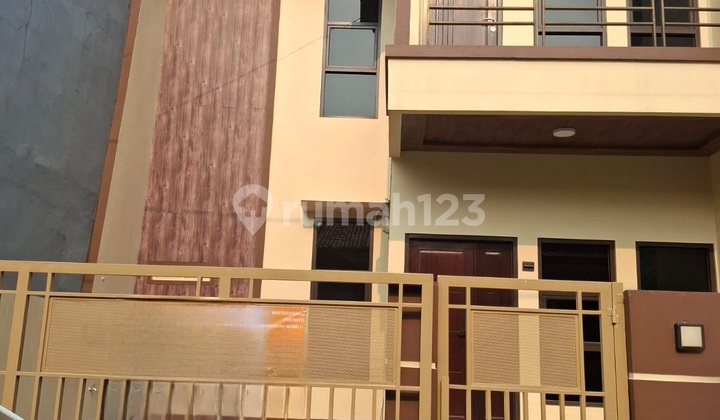 Quick Sale Ready-to-Occupy 2-Story House in Narogong, Bekasi City.