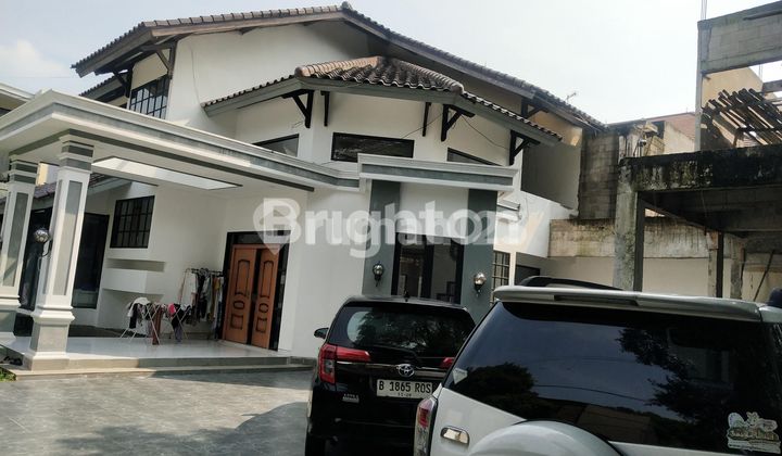 RUMAH DUA LANTAI BESAR DAN LUAS DEKAT DENGAN PINTU TOL CEGER