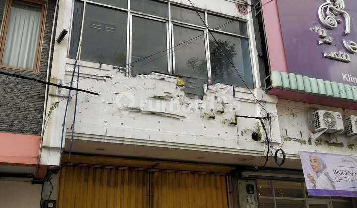 Three-Story Shophouse in the Center of Bogor City in a Business Area