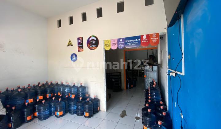 Three-Story Ready-to-Use Shop House in a Commercial Area 2