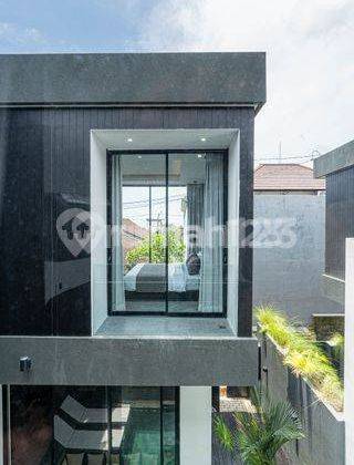 Vila Mewah 3 dan 4 Kamar Tidur dengan Finishing Hitam di Kerobokan 2