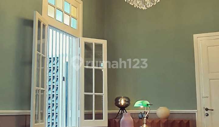 Rumah Bergaya Belanda Heritage Cocok Untuk Kafe/guest House Sangat Terawat Fullfurnish Atique Rumah Bagus SHM di Jl. Tamblong Dalam, Kb. Pisang, Kec. Sumur Bandung, Kota Bandung, Jawa Barat, Lengkong