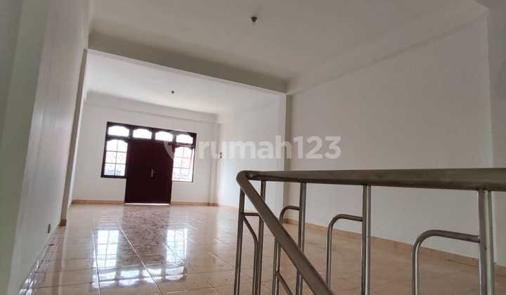 Disewakan Ruko Kanto 3 Lantai di Jalan Gatot Subroto 2