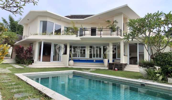 Rice Field View 3+1 Bedrooms Villa at Pererenan For Rent