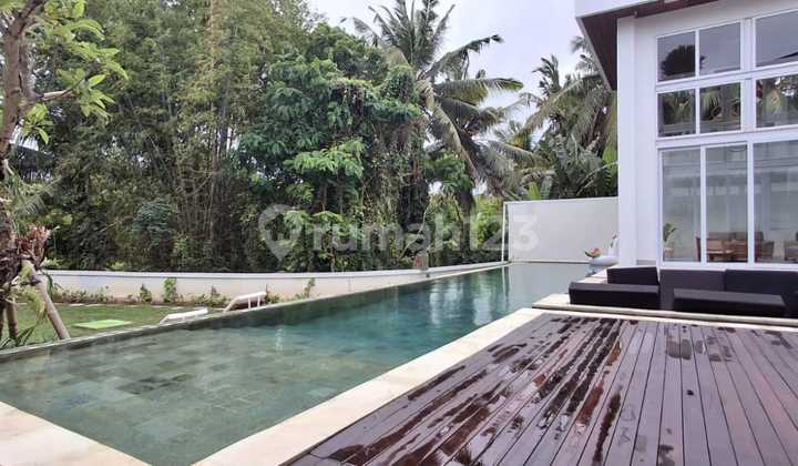 For rent: 5-bedroom villa with rice field and river views in Pererenan. For rent: 5-bedroom villa with rice field and river views in Pererenan.