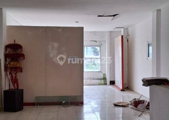 Disewakan Ruko dengan Bangunan 5 slot + Parkiran Luas 2