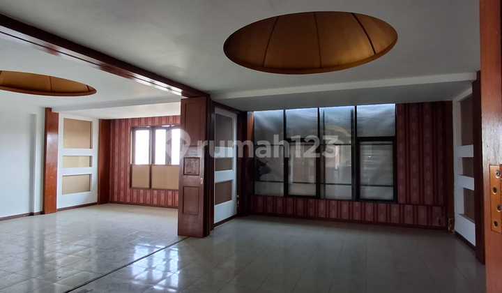 For rent, a 4-unit connected shophouse on the main bypass road in Kuta Densel.