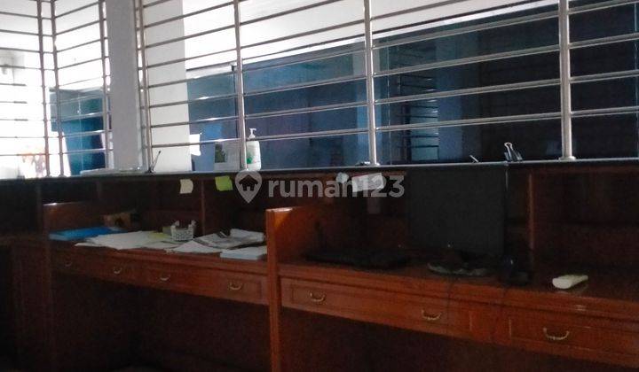 Ruangan Kantor di mainroad otista 1