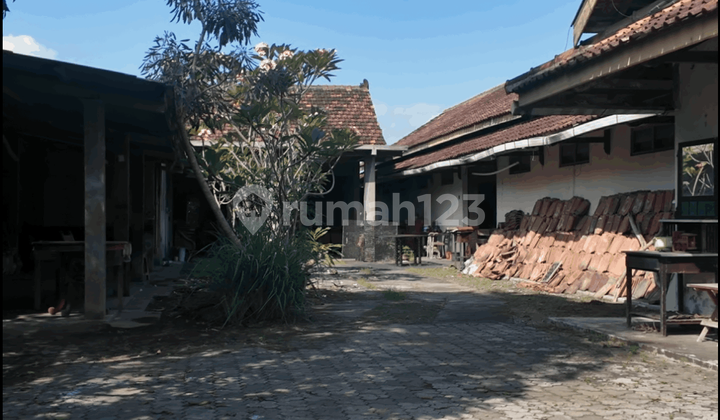 Gudang Luas Dengan Mess Karyawan Di Jalan Cendrawasih Maguwoharjo