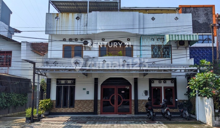 Strategic Shop House Near Hotel Hyatt Palagan Suitable for Salon Business