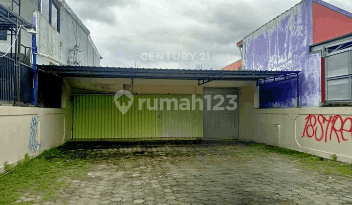 Shop House on Sambisari Street with a Spacious Pendopo, Only 1km to Solo Street Shop House on Sambisari Street with a Spacious Pendopo, Only 1km to Solo Street