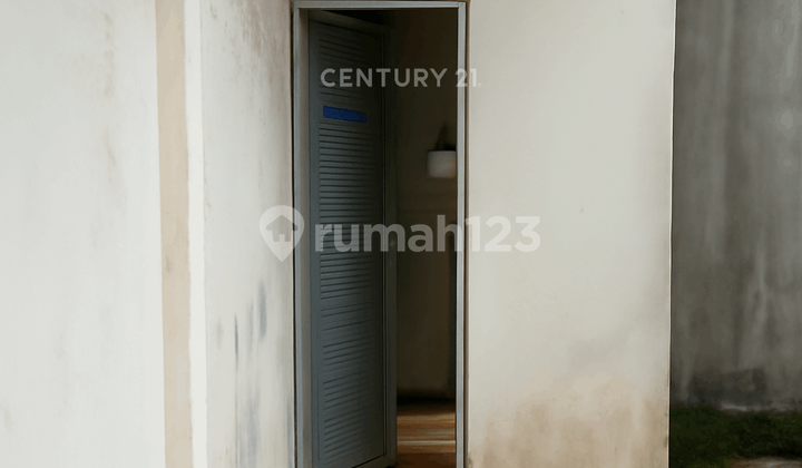 Roadside Shophouse on Main Street in Jogja City Ideal for Business 2