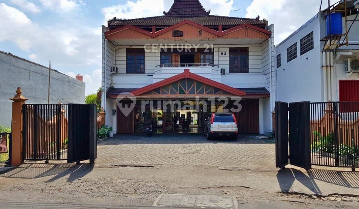 Multi-Functional Shophouse on Menteri Supeno Street, Suitable for All Types of Businesses. 1