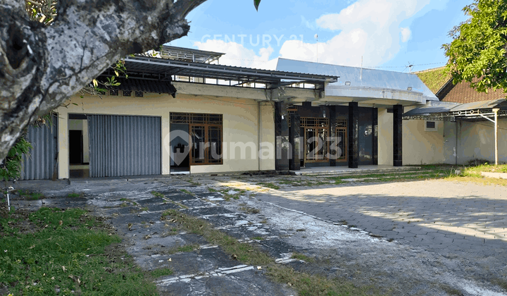 Warehouse-Converted House Near Jombor Intersection Accessible for Box Trucks